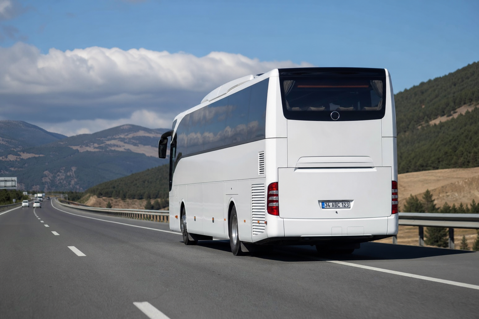 Otoyolda beyaz turizm otobüsü